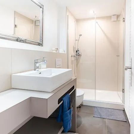 Cute & Cozy Oasis, Private Afternoon Sun Terrace